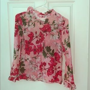 Beautiful floral top!